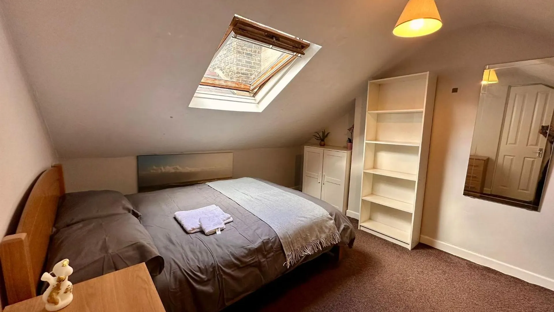 Spacious Room In Dublin contacts